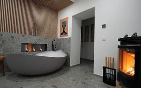 Suite mit Badewanne, Kamin und Parkplatz